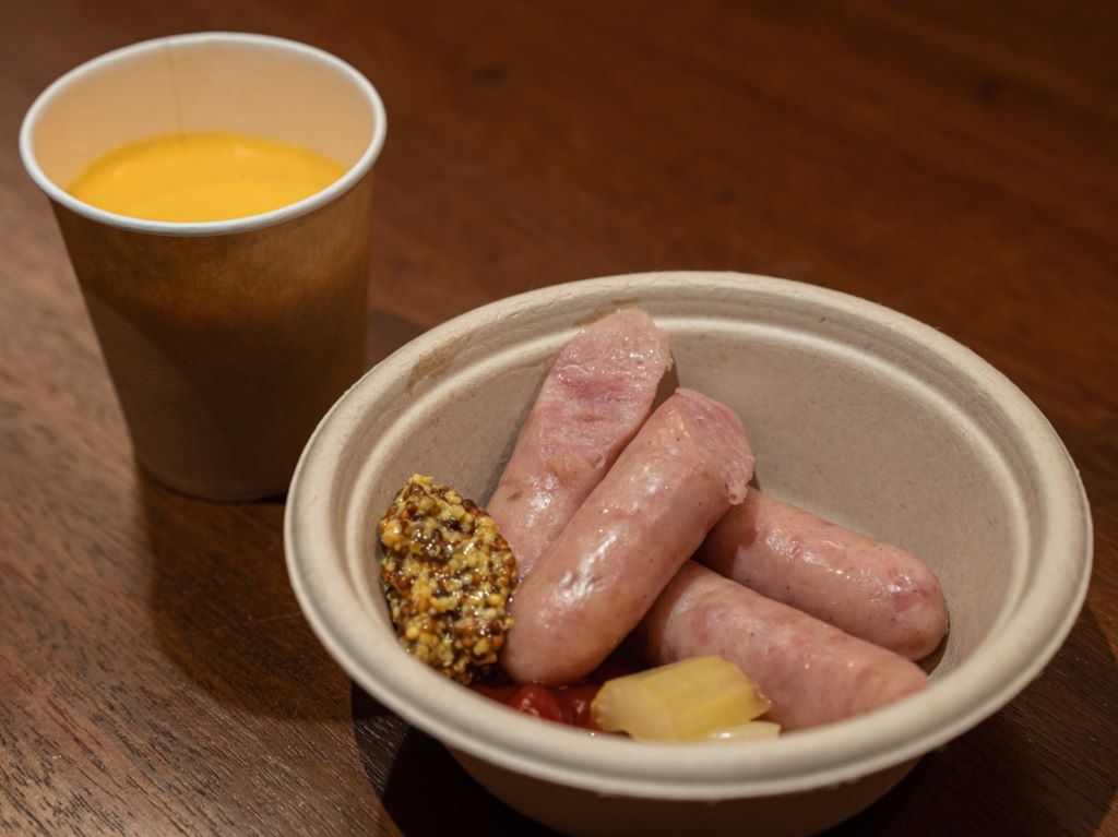 【インクルーシブ】軽食ではソーセージと季節のスープをご用意