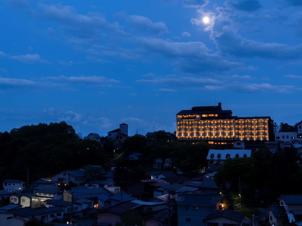 【外観】高台に佇むホテルは宮殿のよう