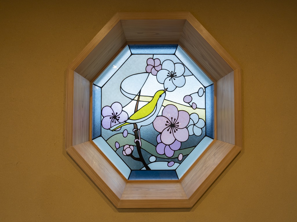 【館内イメージ】入口に"梅に鶯（うぐいす）"のステンドグラスが飾られております。