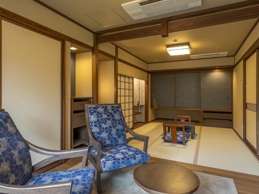 【特別室/和室】洋風なリビングと畳敷きの空間が融合されており、和布団を敷いてお休みいただけます。