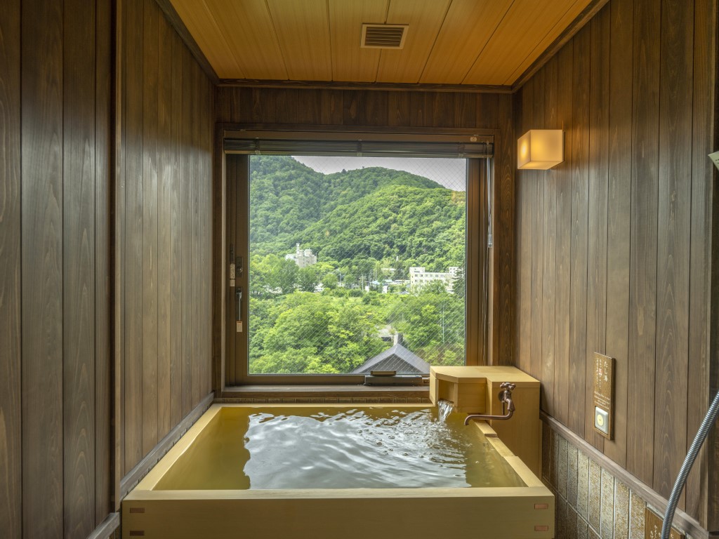 【特別室】天然温泉客室風呂（渓谷側）はフォース・和室にそれぞれご用意しております。