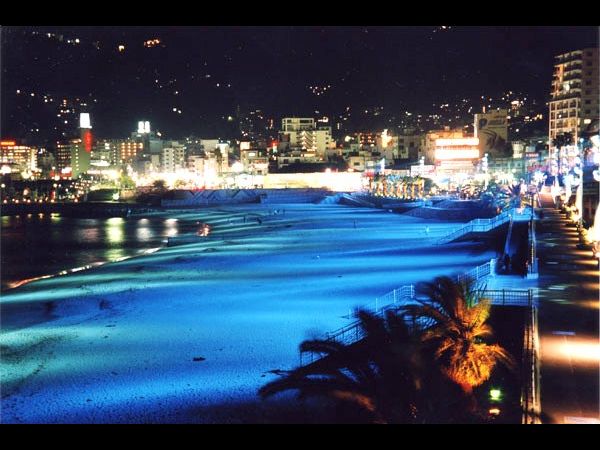 熱海サンビーチのライトアップは幻想的★イメージ