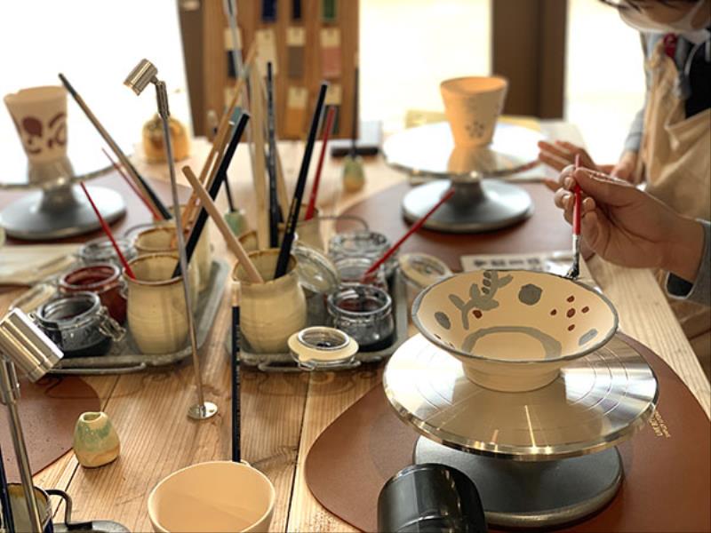 【女性やカップルに人気】1日5組アラマハイナ限定の選べる琉球焼き物「やちむん」絵付け体験付（朝食付）