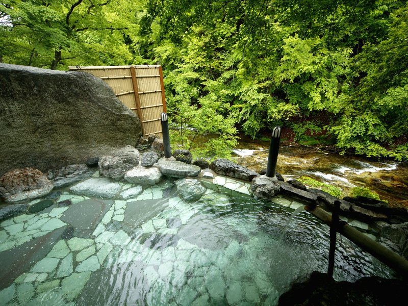 露天風呂でのんびりと♪自然あふれる湯西川温泉の情景を満喫  
