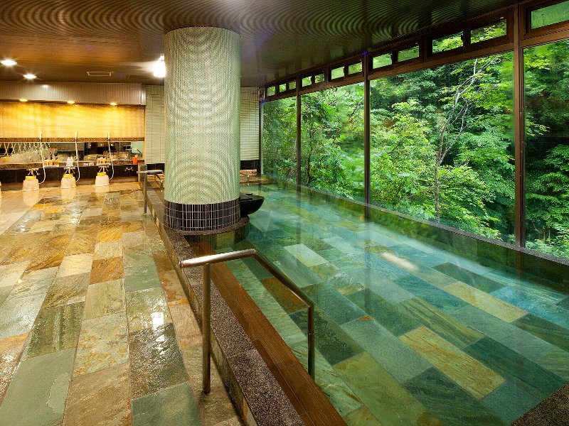 大浴場の窓からは雄大な湯西川の自然を一望