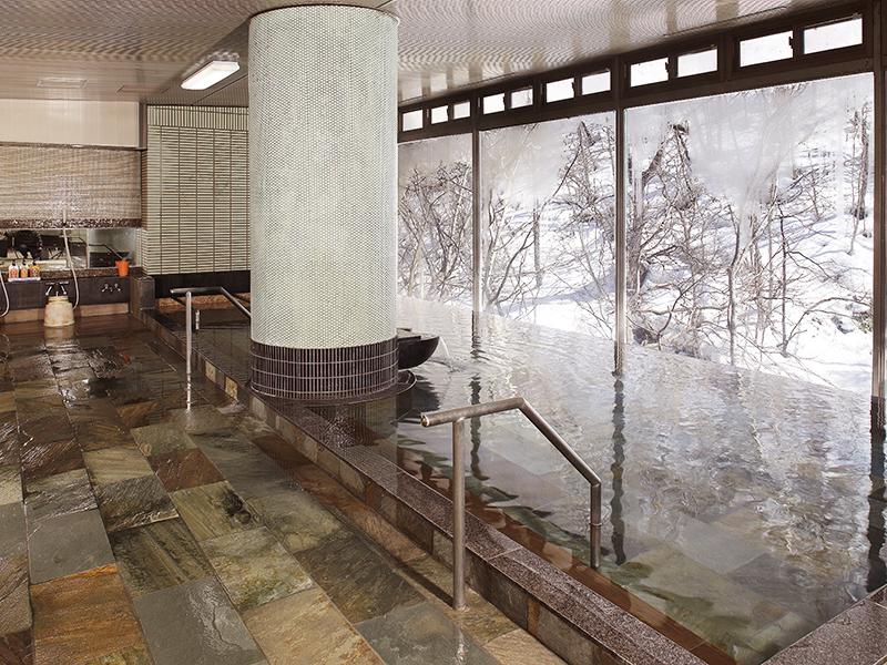 大きな窓から湯西川の自然を望む大浴場