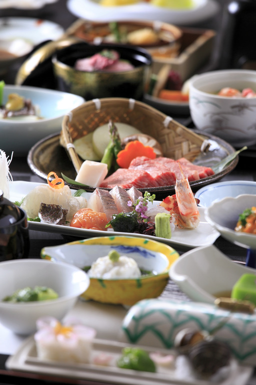 ご夕食は和会席もしくは洋食コース料理からお選び頂けます。