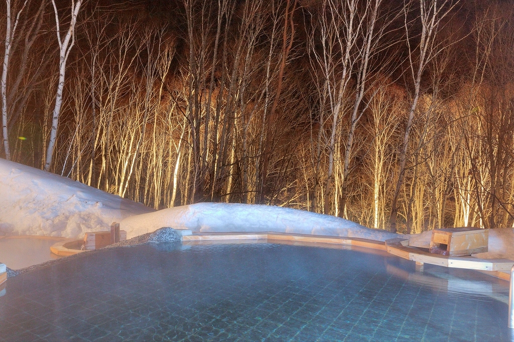幻想的な夜の露天風呂「白樺の湯」。澄んだ空気の中でゆっくりと楽しめる