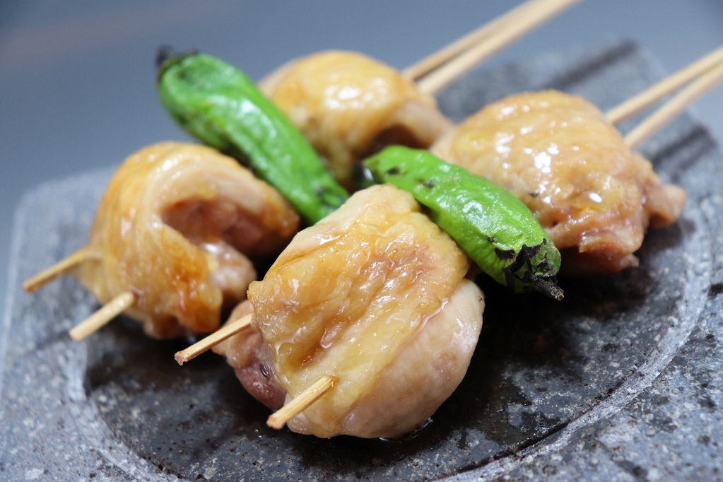 焼物：上州地鶏 もも肉の溶岩焼き　岩塩と柚子胡椒をアクセントで