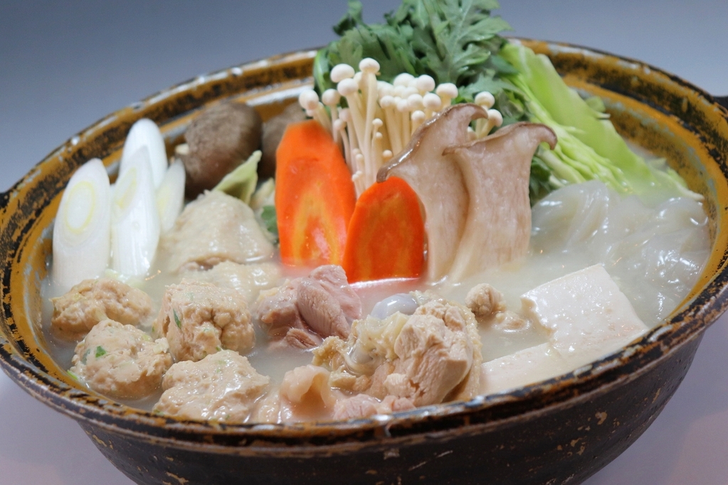 鍋を食べる前に、地鶏スープの滋味深い味わいをお楽しみください