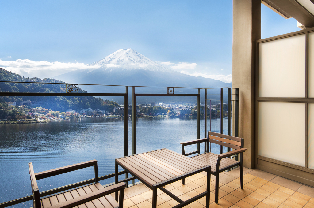 全てのお部屋にテラスがあり富士山と河口湖が一望できます