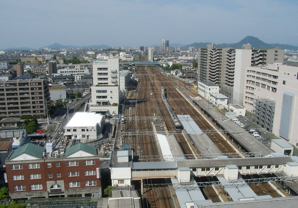 線路の真上にいるかの様な錯覚をおこすほどのトレインビュー。近江富士も望めます。（米原方面）