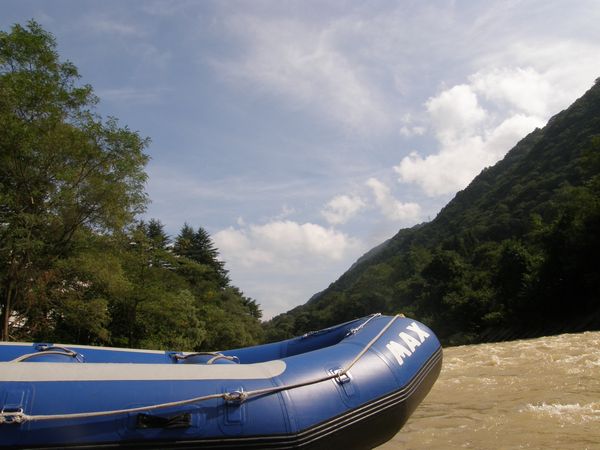 利根川の清流をゴムボートで流れる