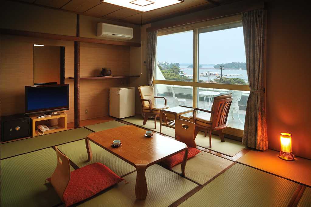 客室の窓からの風景。風光明媚な松島湾が手に取るように楽しめる♪