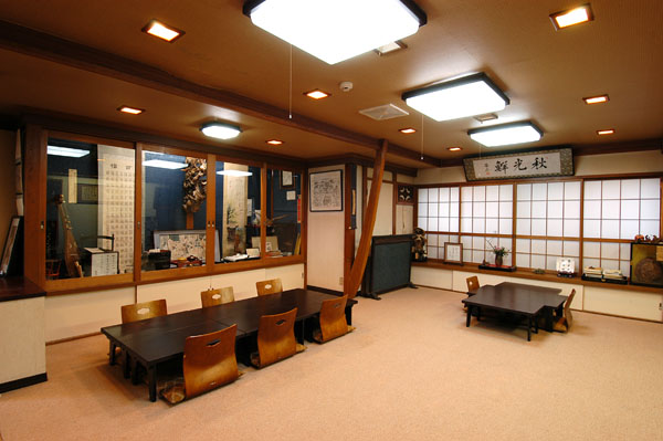 お食事処には、竹久夢二・河東碧梧桐など、往事を偲ぶ書画・骨董の数々を展示しております。